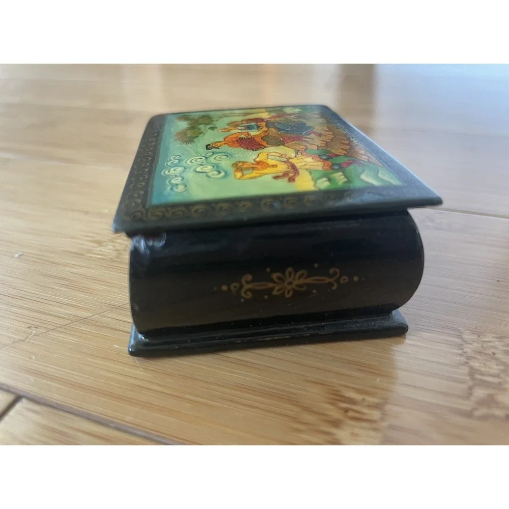 Vintage Russian Lacquered Hand Painted Hinged‎ Trinket Box Artist Signed